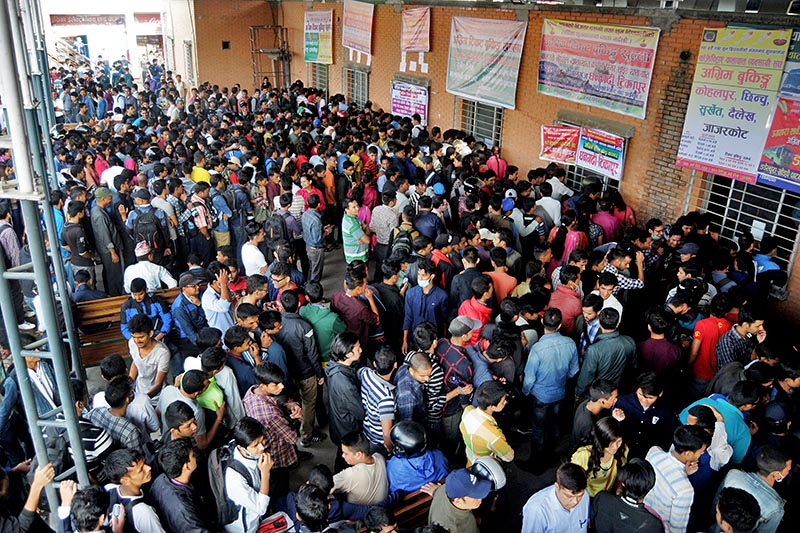 दशैं मनाउन उपत्यका छोड्ने यात्रुको भीड बढ्यो