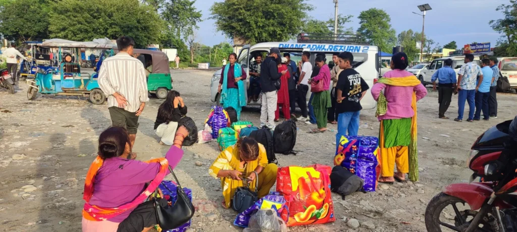 ‘चाडपर्व छोडेर काम खोज्न भारत’