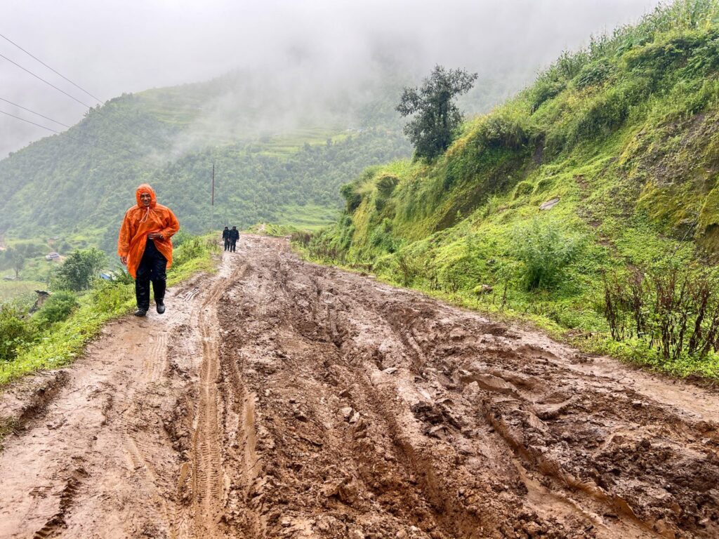 हिलाम्मे सडकले ढोरपाटन आउने पर्यटकलाई सास्ती