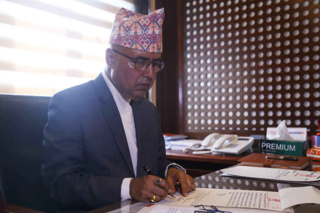 आयोजना कटौती गरी एक खर्ब स्रोत जुटाउन सकिन्छः अर्थमन्त्री खनाल