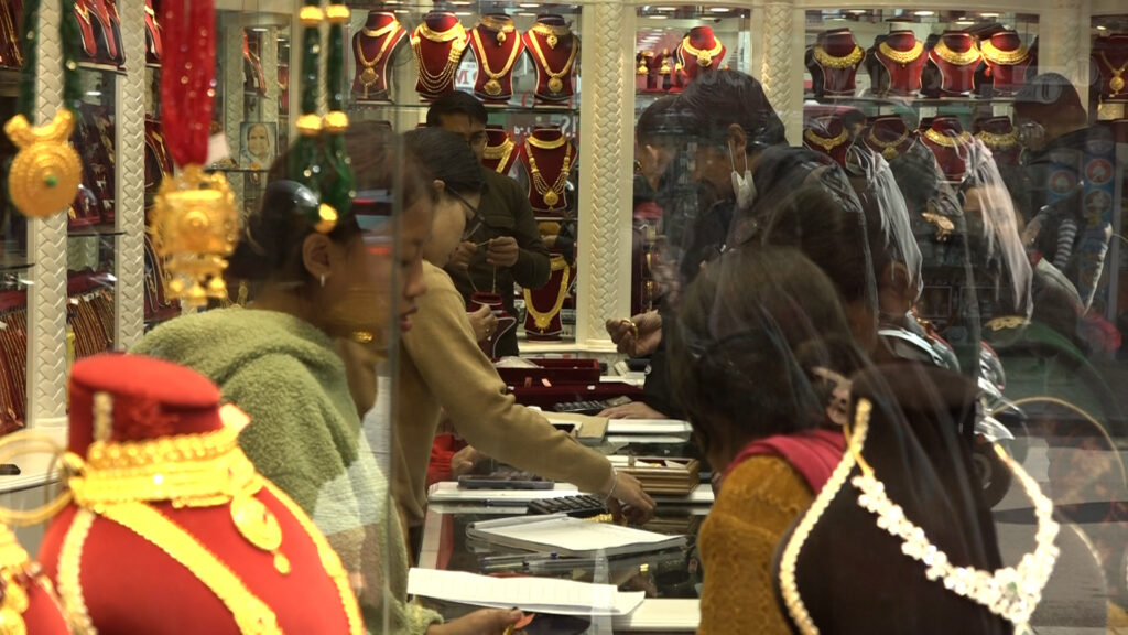 सुनको मूल्यमा निरन्तर किर्तीमान, तोलाको दुई लाख पाँच हजार तीन सय पुग्यो