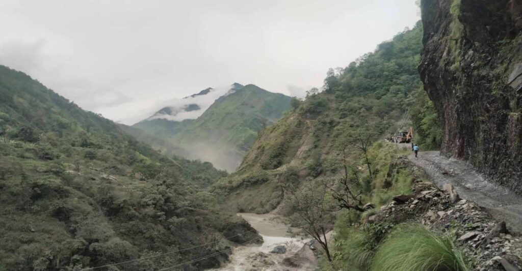 दुई महिनादेखि जोखिमपूर्ण यात्रागर्दै बगरवासी