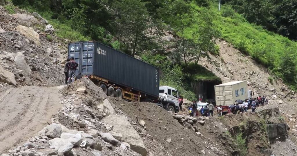 अवरुद्ध तातोपानी–कोदारी राजमार्ग खुलेसँगै भन्सार नाकाबाट सामान आयात सुरु