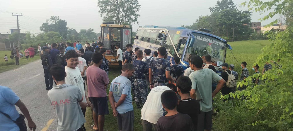 कपिलवस्तुमा बस दुर्घटना, १० घाइते