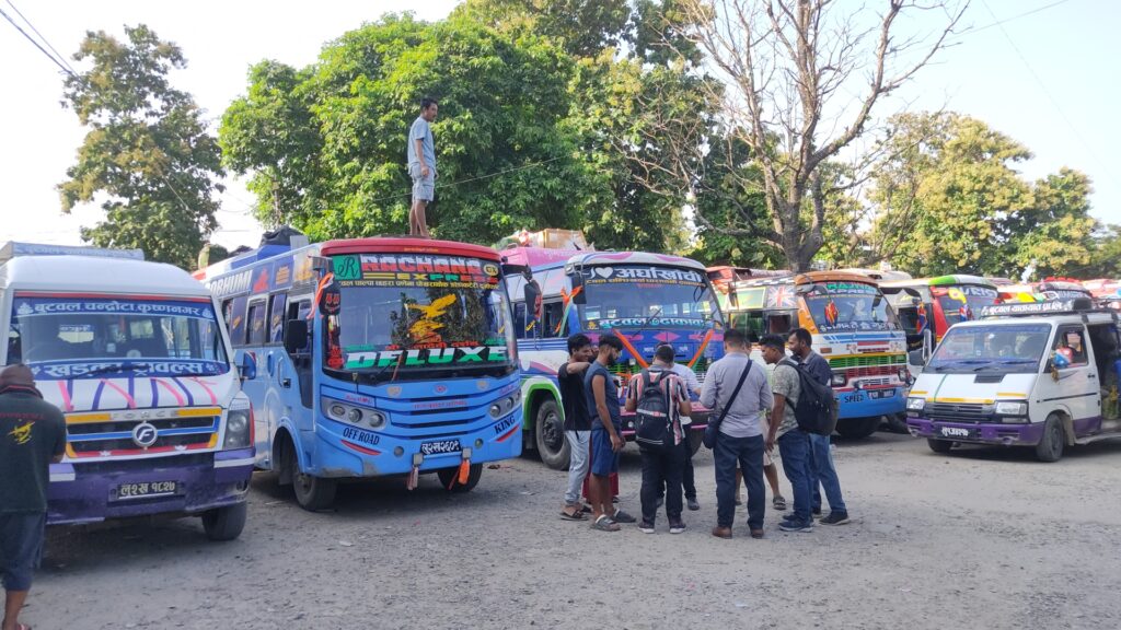 २४ घण्टामा ४० हजारले छाडे काठमाडौं