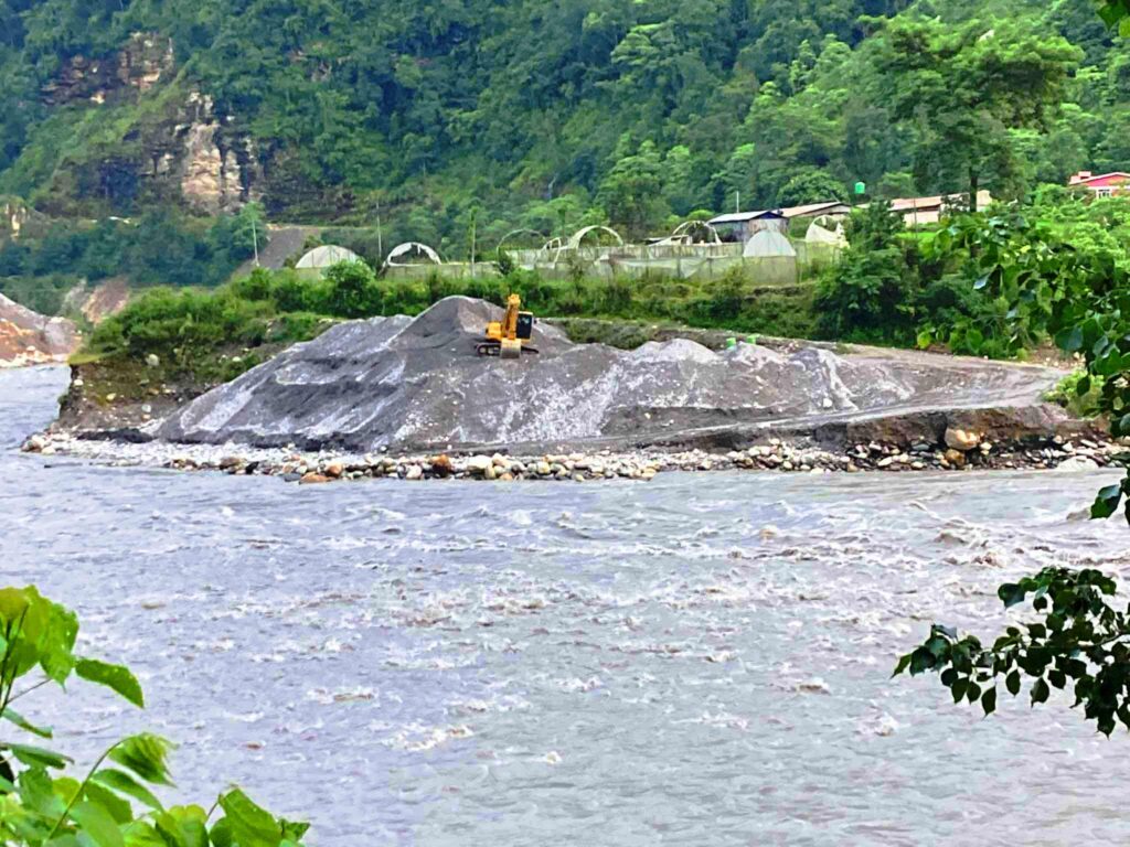 कालीगण्डकी नदीबाट अवैध उत्खनन गरिएको बालुवा जफत