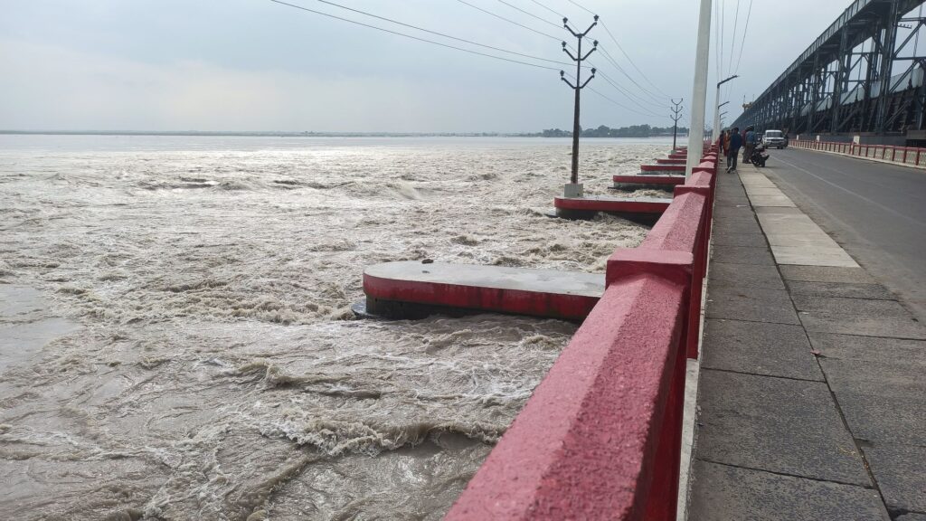 सप्तकोसीमा जलसतह बढेपछि ३८ ढोका खोलियो