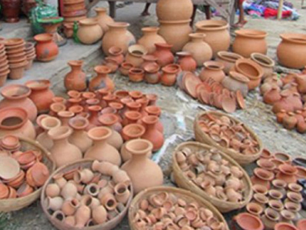 दसैँको सामग्री बनाउन व्यस्त भक्तपुरका कुम्हालेहरू