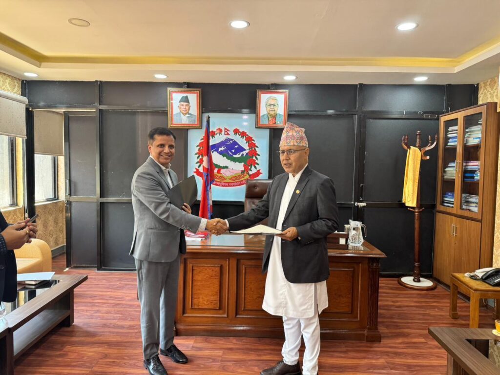 अर्थमन्त्री खनालसँग बीमा प्राधिकरणका नवनियुक्त अध्यक्ष शर्माले लिए शपथ