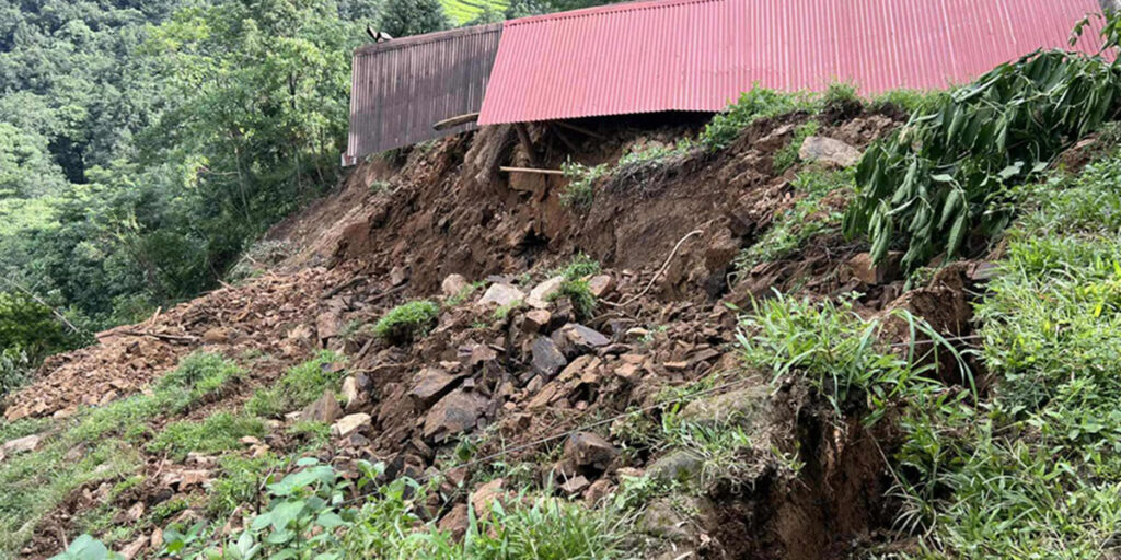 पर्वतमा पहिरोले ६ घर भत्किए, १० घर उच्च जोखिममा