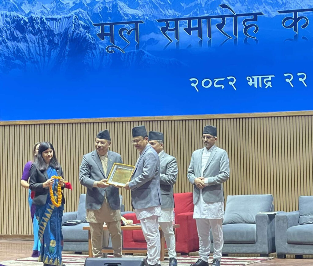 निजामती सेवा पुरस्कारद्वारा महानिर्देशक बराल सम्मानित