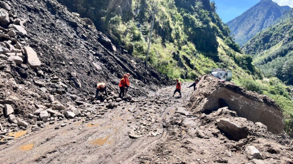 पहिरोले महकाली राजमार्ग अवरुद्ध