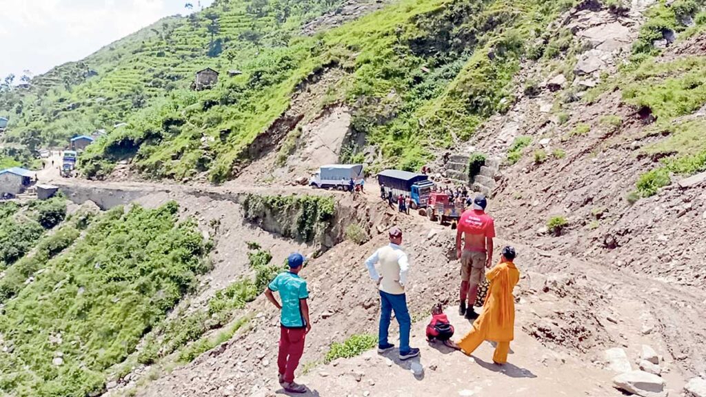 पहिरोले नारायणगढ–मुग्लिन र कर्णाली राजमार्ग अवरुद्ध