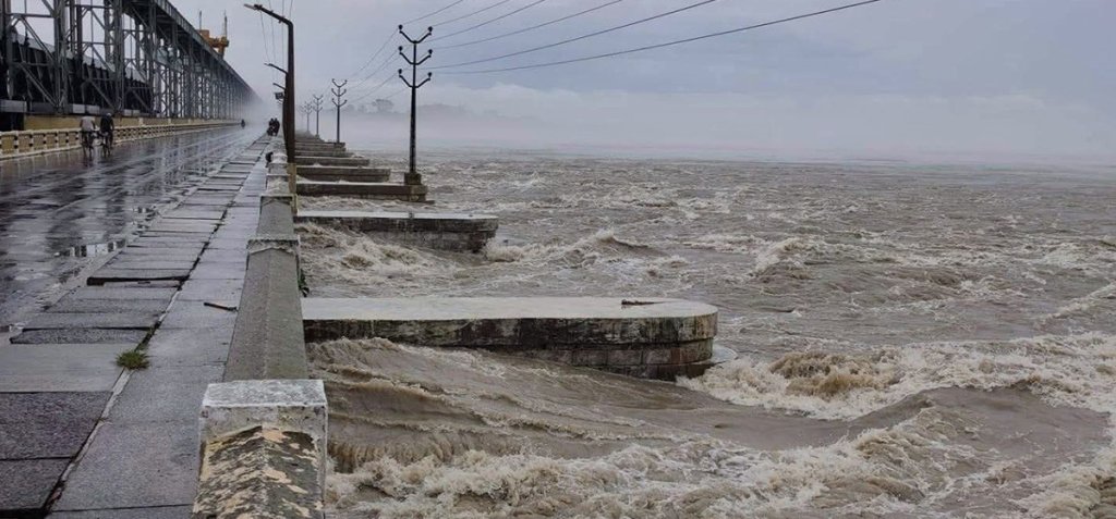 सप्तकोसीमा पानीको बहाव दुई लाख ५१ हजार क्युसेक माथि, रातो बत्ती बालियो