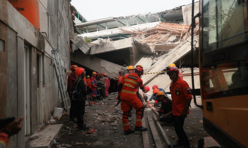 इन्डोनेसियामा विद्यालय भवन ढल्दा गयो दर्जनौँको ज्यान, उद्धार कार्य जारी