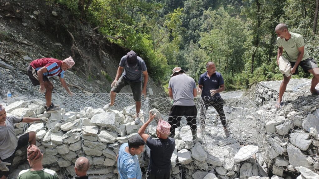 जनश्रमदानबाट स्थानीयले गरे सडक मर्मत