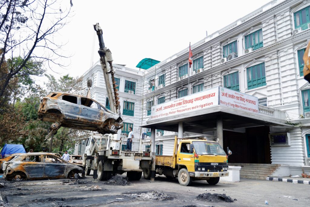 सिंहदरबारबाट आगजनी गरिएका सवारीसाधन हटाइँदै