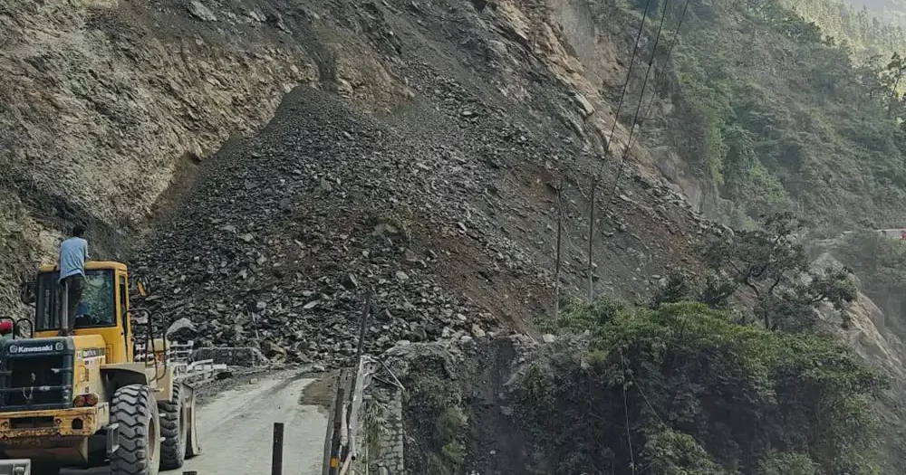 मुग्लिन–नारायणगढ सडकको पहिरो पन्छाउन दिनभर लाग्ने, सडक खुल्ने अनिश्चित