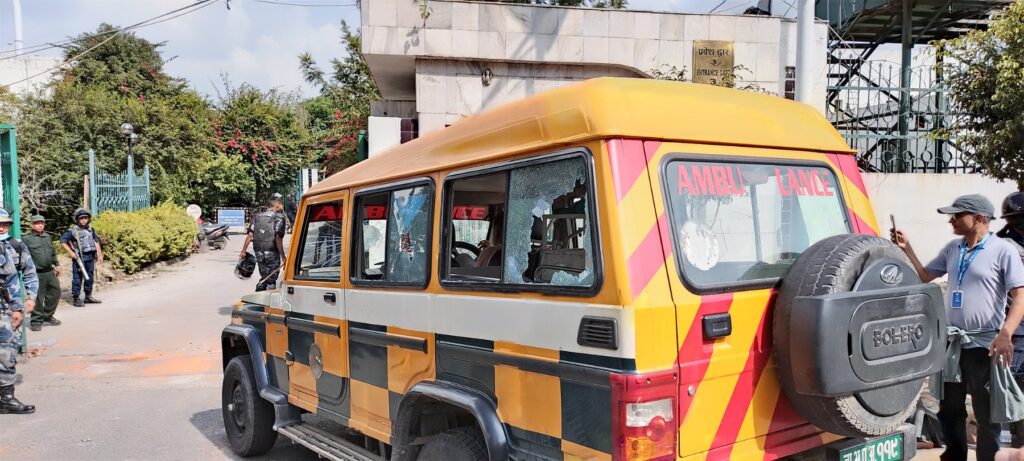 प्रदर्शनस्थलमा घाइते लिन गएको एम्बुलेन्समा तोडफोड
