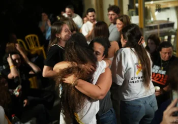 बन्दीहरूका परिवारको भावनात्मक क्षण : गाजाबाट प्रियजन फर्कने आशाले तेल अभिव उल्लासमय