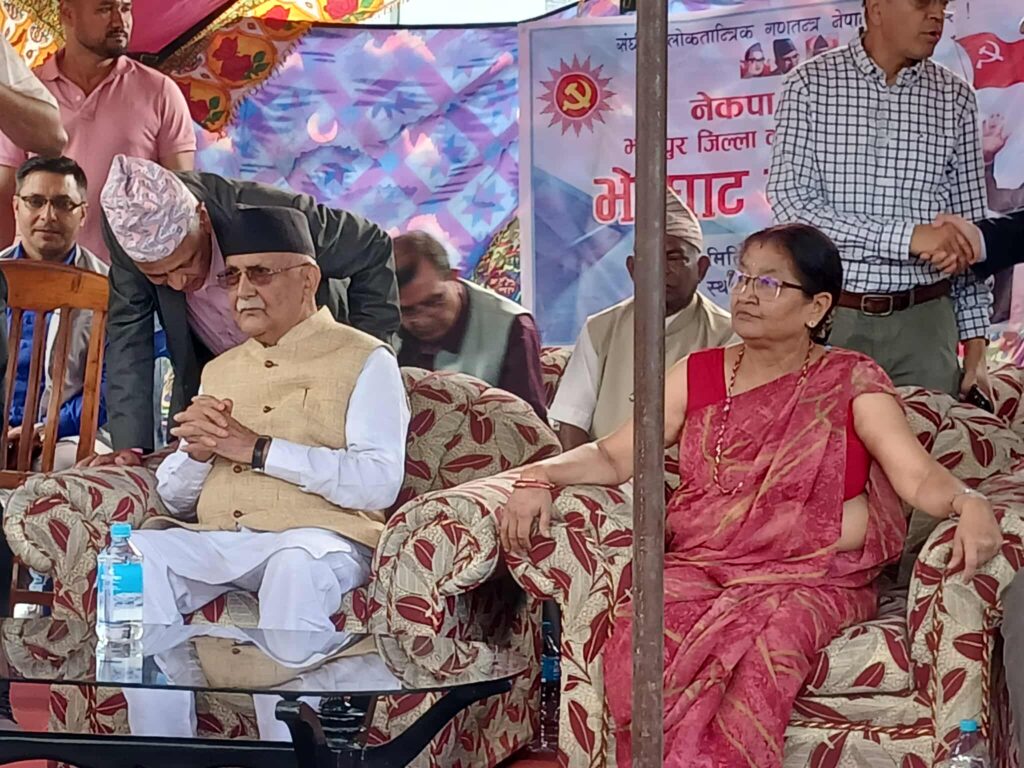 प्रहरी र कार्यकर्ताको उच्च सुरक्षासहित कार्यक्रमस्थल पुगे ओली