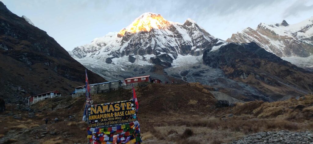 अन्नपूर्ण आधार शिविरमा पदयात्रा रोकियो : पर्यटकलाई नारच्याङ र भुरुङ्ग तातोपानीमा ल्याइयो