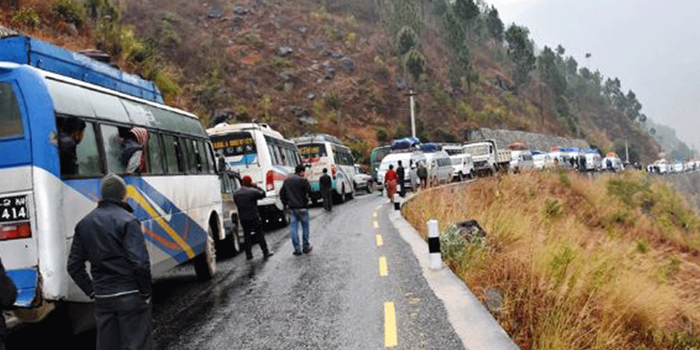 बीपी राजमार्ग पूर्णरुपमा अवरुद्ध