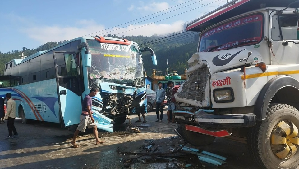 धादिङमा नेपालगञ्जबाट आउँदै बस र टिपर ठोक्किए