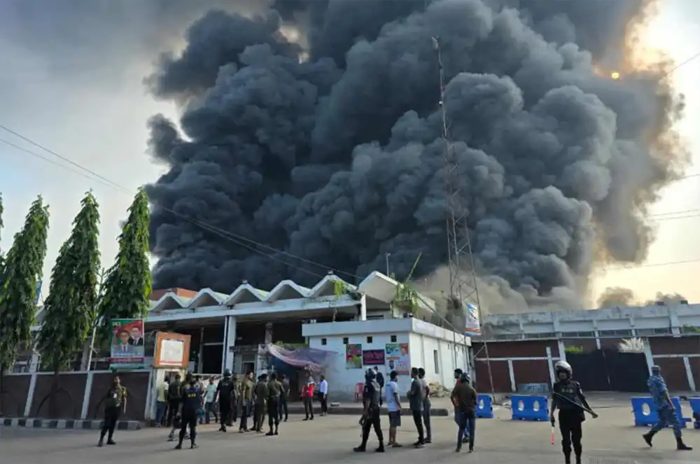 बंगलादेशको ढाकास्थित अन्तर्राष्ट्रिय विमानस्थलमा भिषण आगलागी