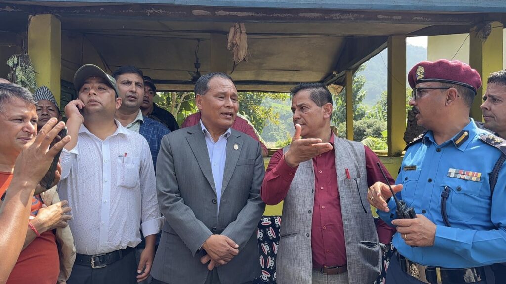 मन्त्री घिसिङद्वारा झापाका बाढी प्रभावित क्षेत्रको अवलोकन