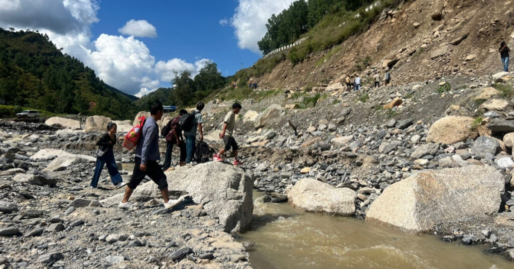 सडक–सम्पर्कविच्छेद भएपछि बिपी राजमार्गमा कष्टकर यात्रा