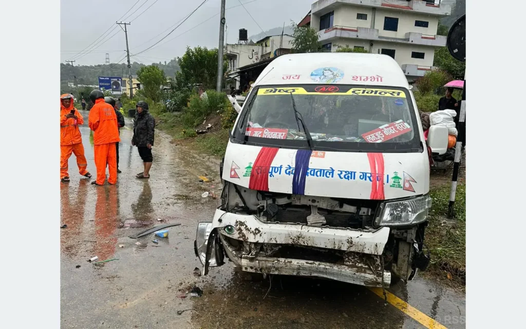तनहुँमा माइक्रो दुर्घटना हुँदा १४ जना घाइते