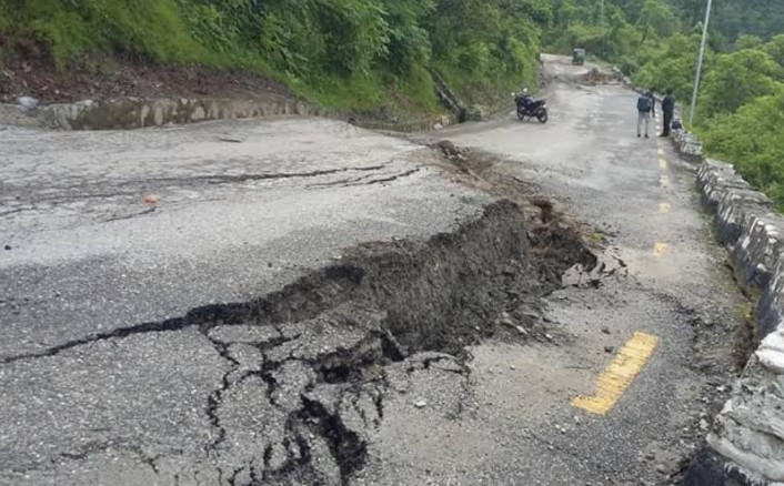 अविरल वर्षाले अरनिको राजमार्ग भासियो, यातायात ठप्प