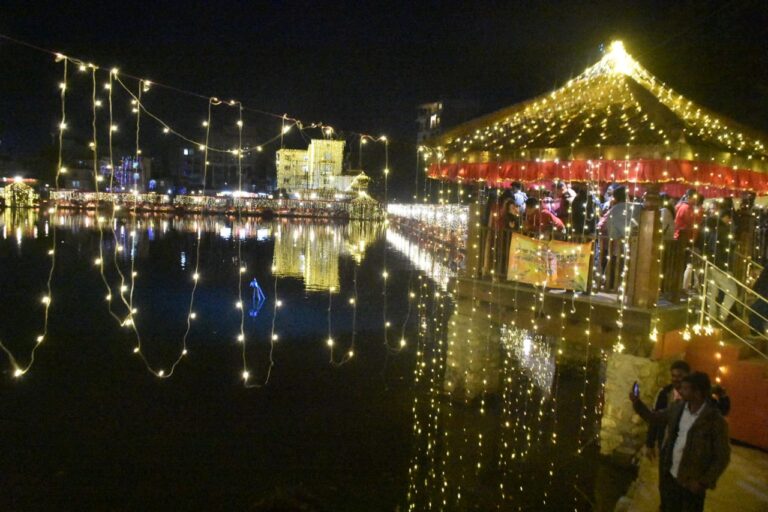 अभाव र गरिबी बिर्साउँदै दीपावली र छठ