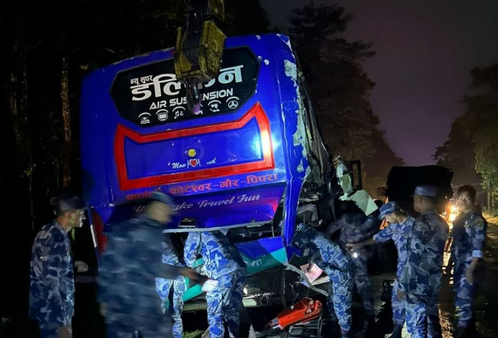 चितवनमा बस दुर्घटना, ३३ जना घाइते