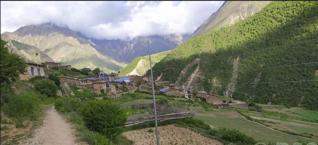 अपी सडक निर्माणमा ढिलाइ, महँगीको मारमा स्थानीय