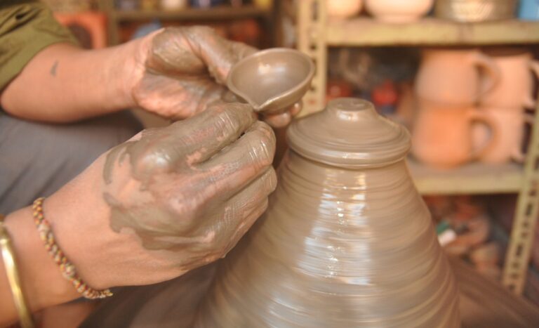 माटोका सामान बिक्री हुन छाडेपछि पुर्ख्यौली पेसा सङ्कटमा