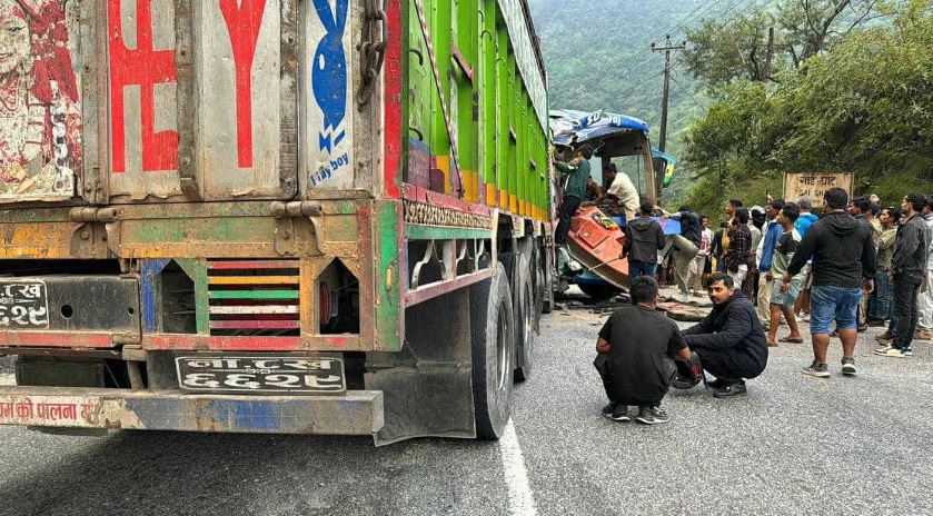 नारायणगढ–मुग्लिन सडकमा भयानक दुर्घटना, एकसाथ ५ वटाभन्दा बढी सवारी ठोक्किए