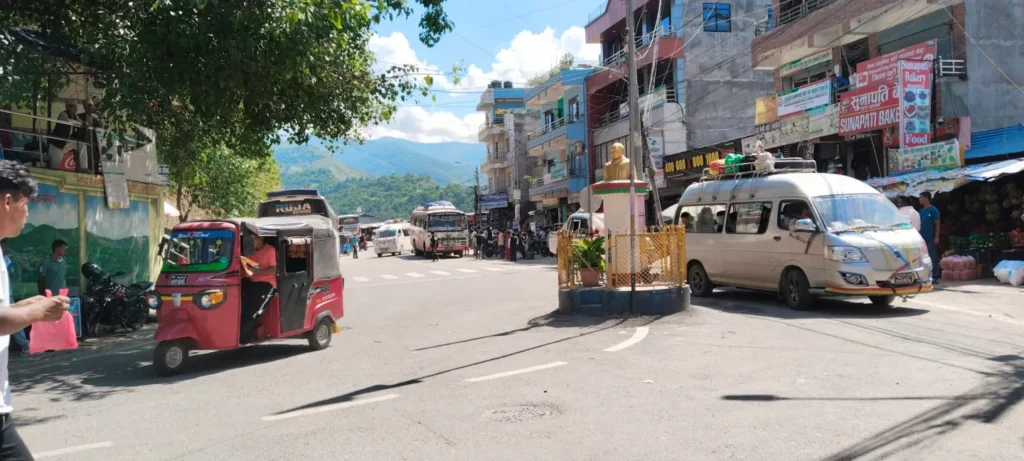 चरिकोट-खाडिचौर सडकको प्रयोग