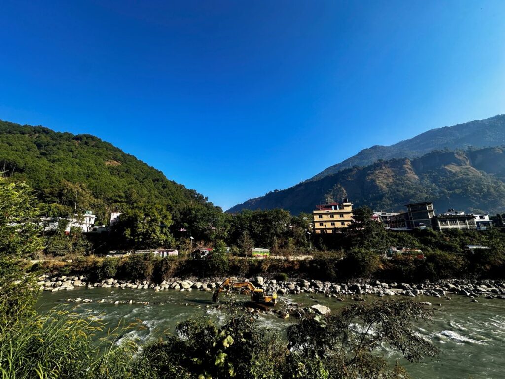 म्याग्दी नदीमा पानीको सतह घटेपछि पर्खाल निर्माण सुरु