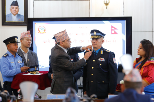 प्रहरी महानिरीक्षक कार्कीलाई दर्ज्यानी चिह्न (तस्बिरहरू)