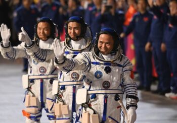 अन्तरिक्षबाट फर्किएका ४ मुसासहित वैज्ञानिक नमूनाहरू चिनियाँ अनुसन्धान टोलीलाई हस्तान्तरण