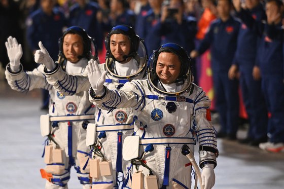 अन्तरिक्षबाट फर्किएका ४ मुसासहित वैज्ञानिक नमूनाहरू चिनियाँ अनुसन्धान टोलीलाई हस्तान्तरण