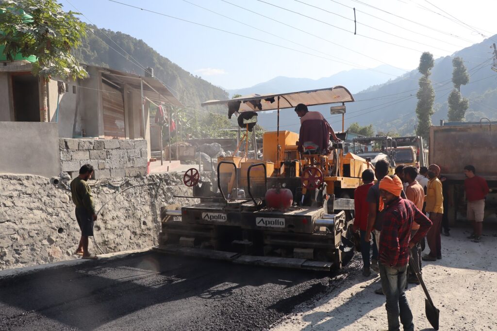 मालढुङ्गा–बेनी सडकको लस्ती–बेनी खण्डमा कालोपत्र सुरु