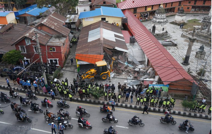 थापाथलीको ट्राफिक बिट भत्काउन पुग्यो महानगरको डोजर