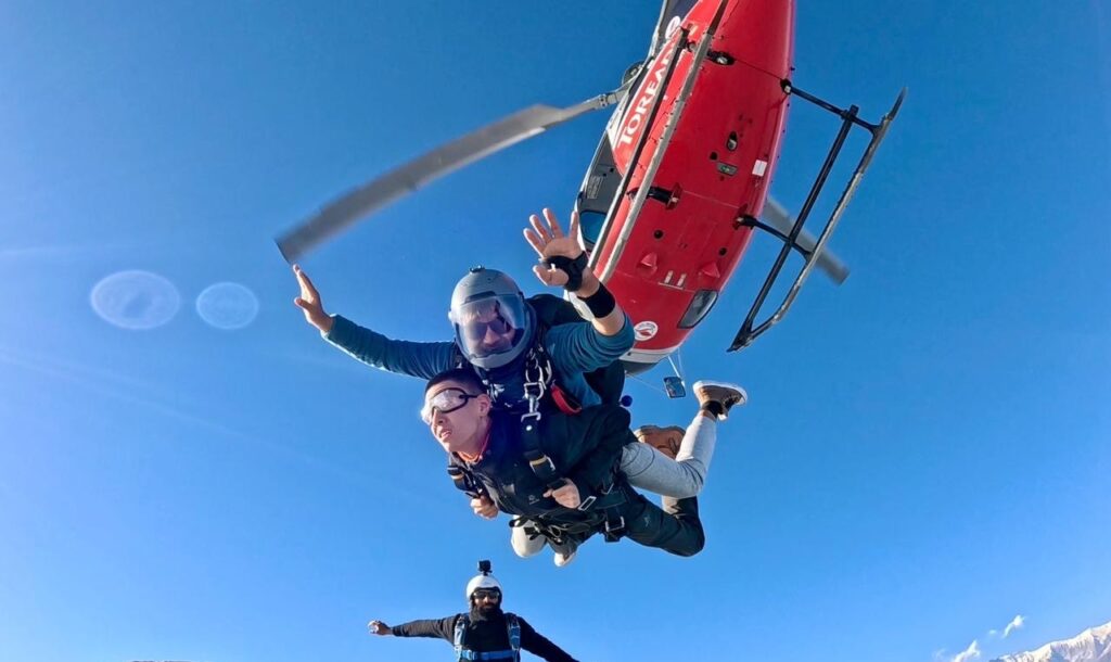 स्काइडाइभिङका लागि पोखरा रोज्दै पर्यटक