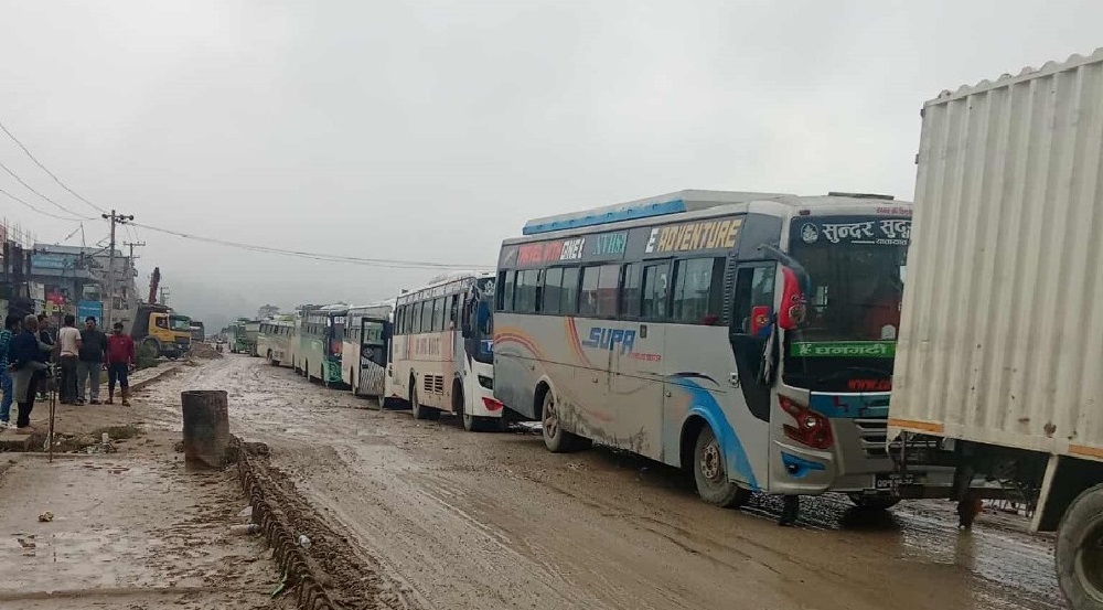 दाउन्ने सडक : पाँचवटा गाडी फस्दा सयौँ गाडी जाममा