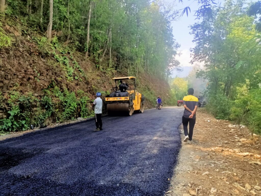 बेनी–पाखापानी सडकः किराखोर–नेप्टेचौर खण्डमा धमाधम कालोपत्र हुँदै