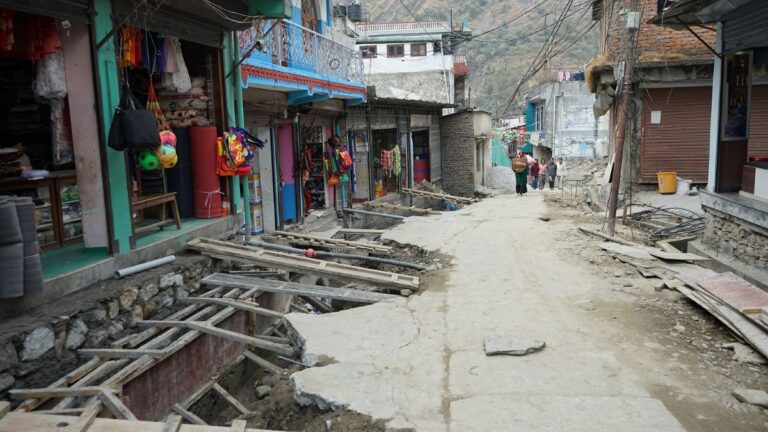 सडक मापदण्डभित्रका बासिन्दालाई क्षतिपूर्ति दिइँदै