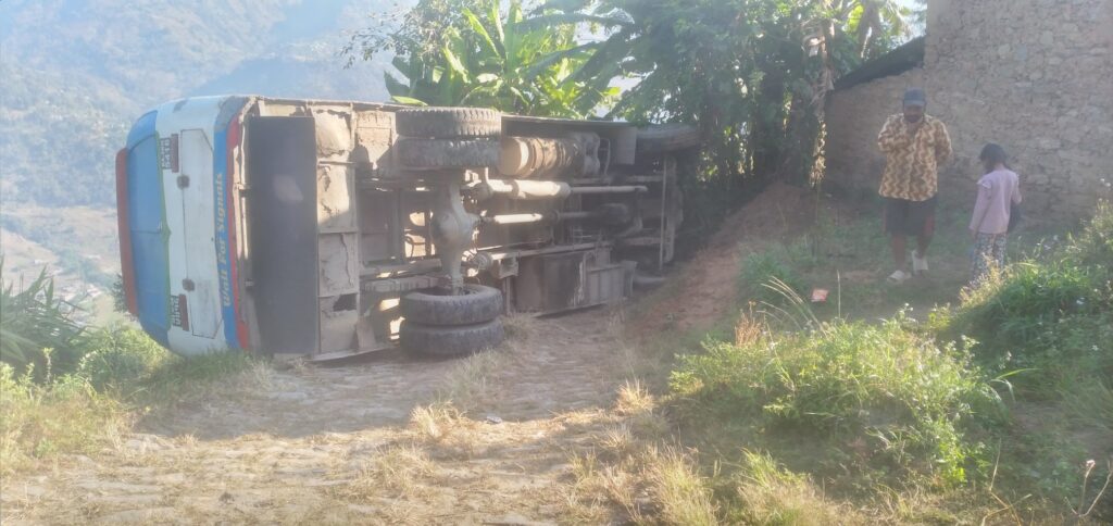 नुवाकोटमा बस पल्टिँदा एक जना घाइते